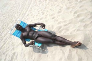 Lee más sobre el artículo Negro africano pollón en la playa de nudista