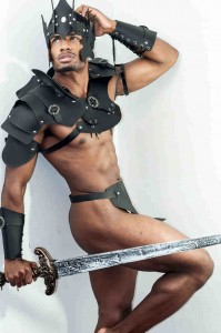 Lee más sobre el artículo Belleza masculina gladiador al poder con su gran espada