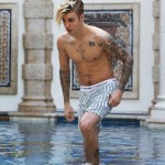 Lee más sobre el artículo Justin Bieber en una piscina de la masion de miami beach