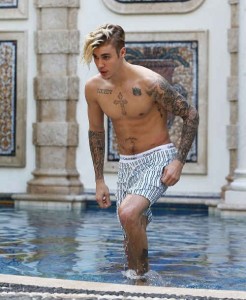 Lee más sobre el artículo Justin Bieber en una piscina de la masion de miami beach