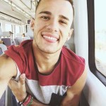 Lee más sobre el artículo Joven guapo se hace una paja en el tren