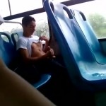 Lee más sobre el artículo Joven se hace una paja en el bus