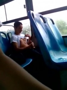 Lee más sobre el artículo Joven se hace una paja en el bus