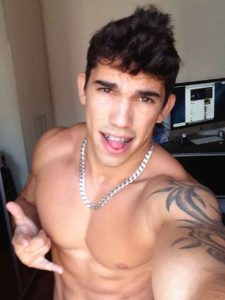 Lee más sobre el artículo Guapo brasileño con el pene bien duro