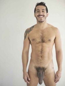 Lee más sobre el artículo Joven latino desnudo con una gran verga negra