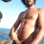 Lee más sobre el artículo Hetero se hace una paja en la playa